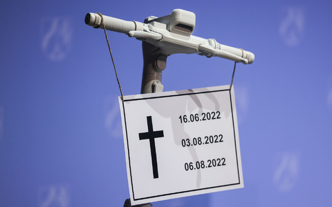 Ein Schild an einem Roller erinnert an drei im vergangenen Jahr in Nordrhein-Westfalen gestorben Scooter-Fahrer. (Symbolbild) - Foto: Oliver Berg/dpa