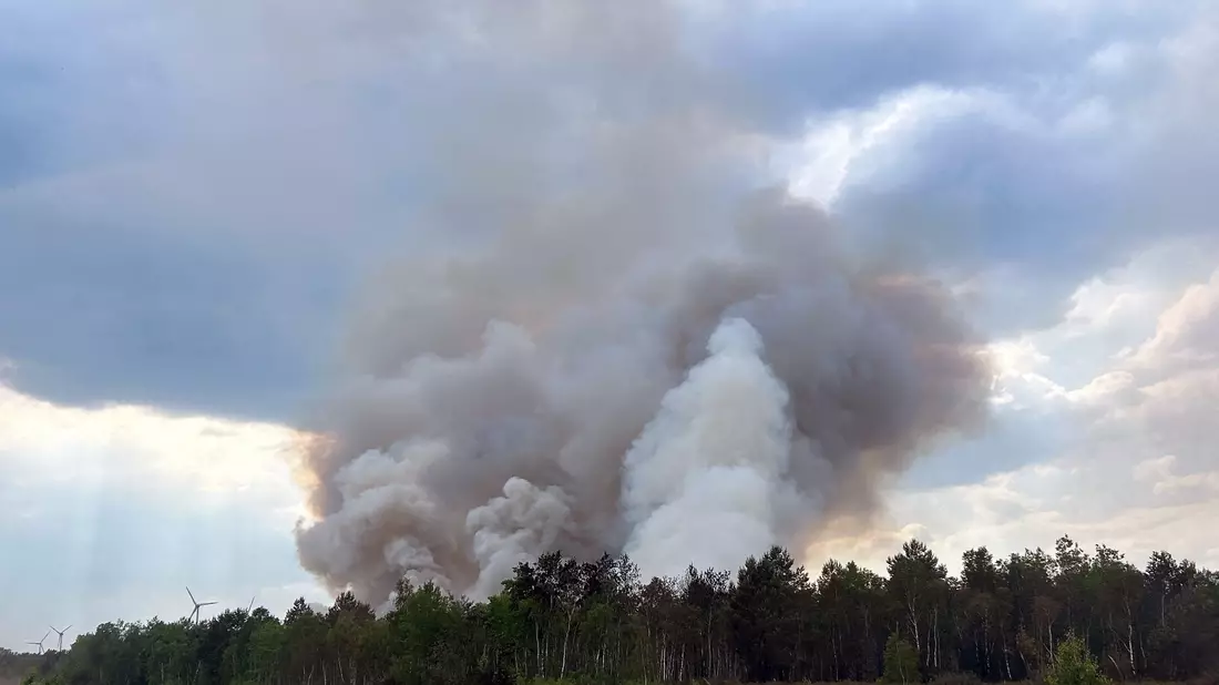 Der Waldbrand bei Jüterbog wird auch mit einem Löschhubschrauber bekämpft. - Bild: Sven Kaeuler/TNN/dpa
