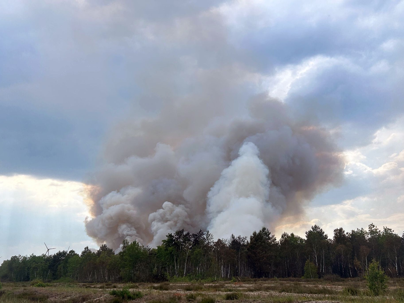 Der Waldbrand bei Jüterbog wird auch mit einem Löschhubschrauber bekämpft. - Foto: Sven Kaeuler/TNN/dpa