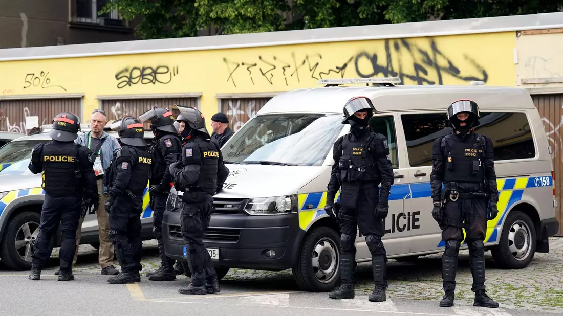 Polizisten vor dem Finale der Conference League in Prag. - Bild: Joe Giddens/PA Wire/dpa