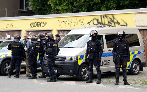 Polizisten vor dem Finale der Conference League in Prag. - Foto: Joe Giddens/PA Wire/dpa