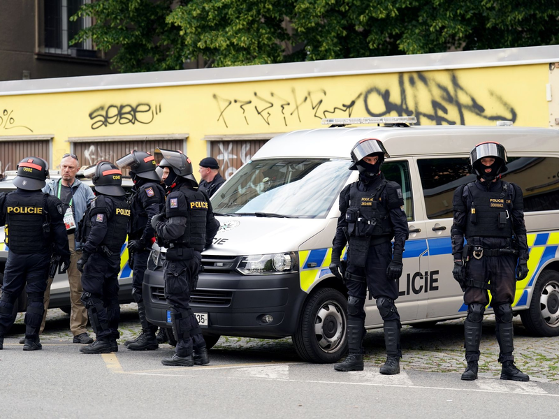 Polizisten vor dem Finale der Conference League in Prag. - Foto: Joe Giddens/PA Wire/dpa