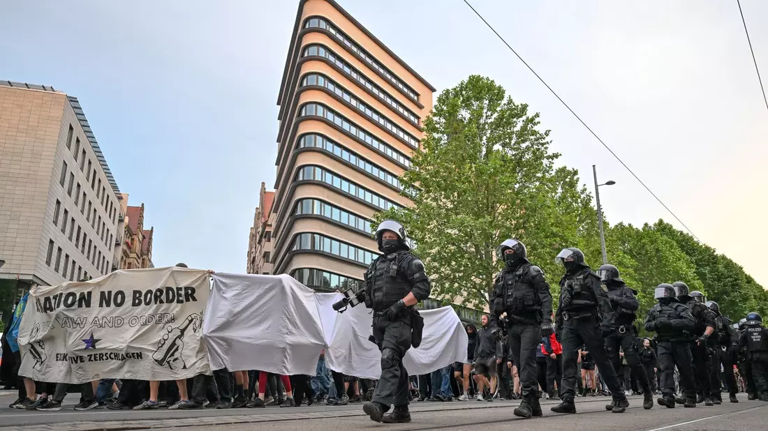 Das Oberlandesgericht Dresden hatte die Studentin Lina E. zu fünf Jahren und drei Monaten Freiheitsstrafe verurteilt. Nun gehen sie und drei weitere Mitangeklagte in Revision. - Bild: Hendrik Schmidt/dpa