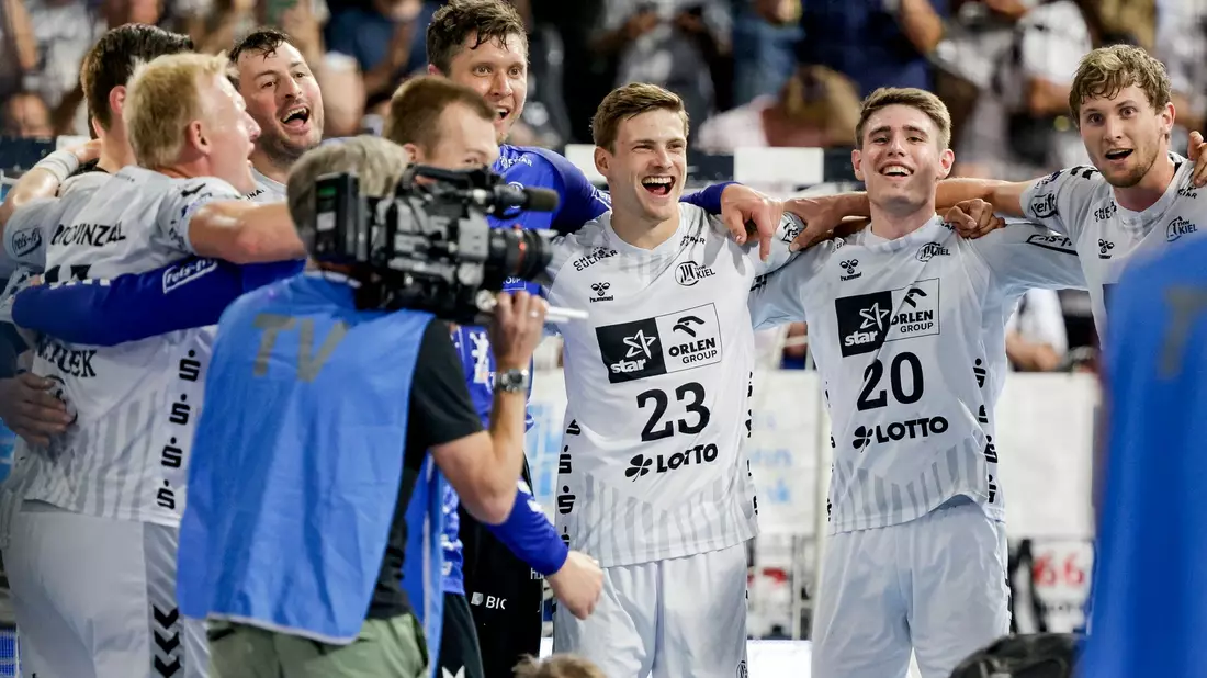 Kiels Spieler feiern den Sieg gegen Wetzlar. - Bild: Axel Heimken/dpa