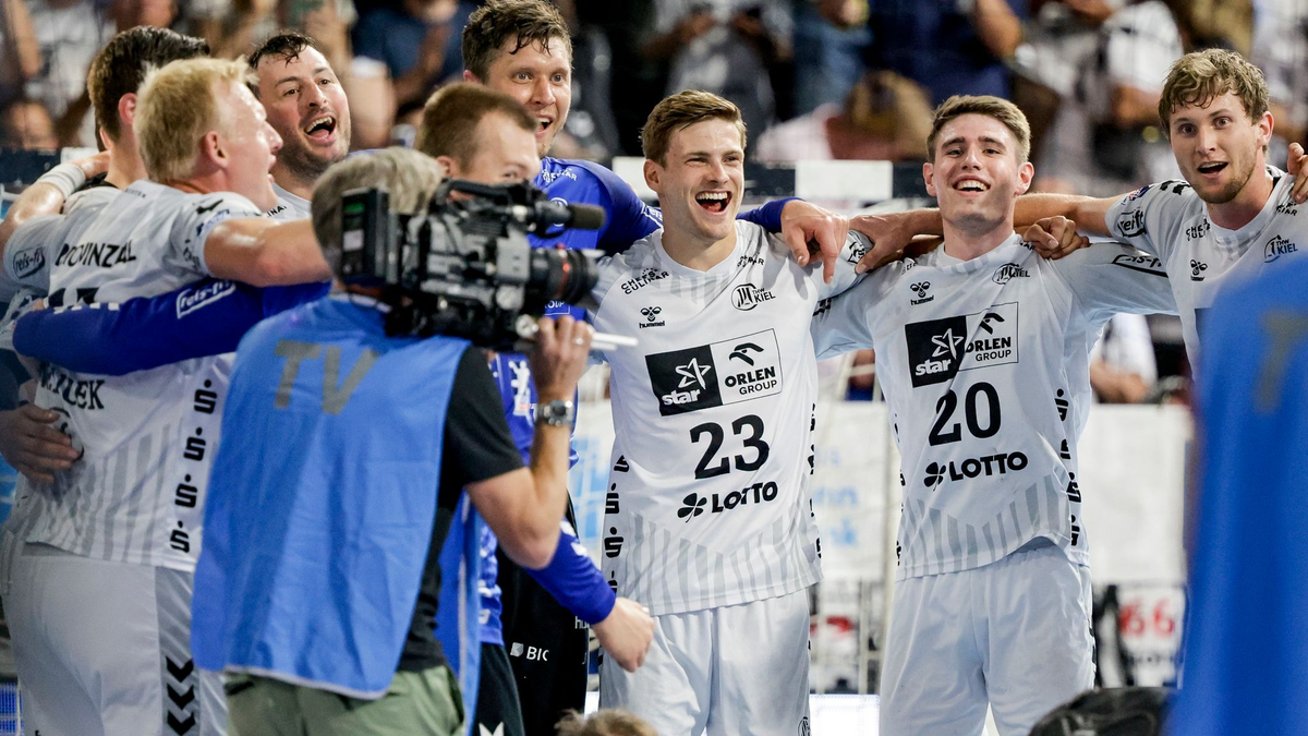Kiels Spieler feiern den Sieg gegen Wetzlar. - Foto: Axel Heimken/dpa