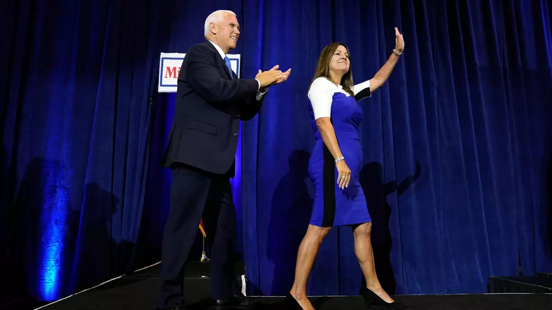 Mike Pence, republikanischer Präsidentschaftskandidat und ehemaliger Vizepräsident der USA, und seine Frau Karen kommen zu einer Wahlkampfveranstaltung. - Bild: Charlie Neibergall/AP/dpa