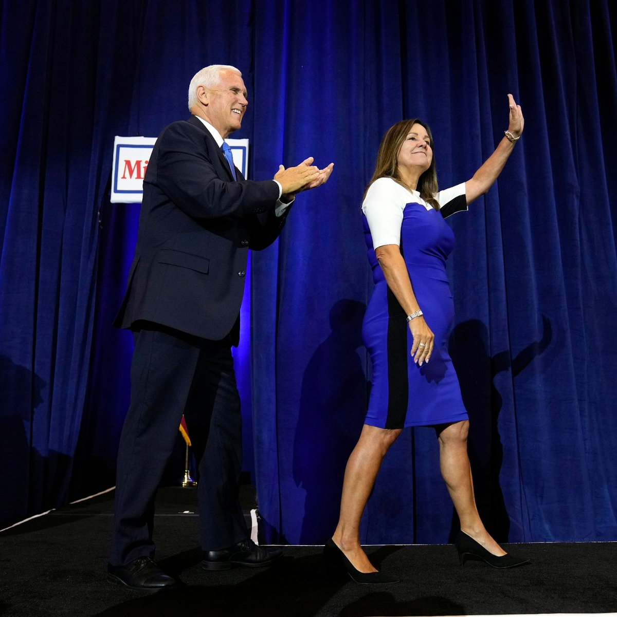 Mike Pence, republikanischer Präsidentschaftskandidat und ehemaliger Vizepräsident der USA, und seine Frau Karen kommen zu einer Wahlkampfveranstaltung. - Foto: Charlie Neibergall/AP/dpa