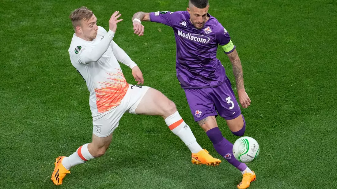West-Ham-Profi Jarrod Bowen (l) im Zweikampf mit Cristiano Biraghi vom AC Florenz. - Bild: Darko Vojinovic/AP/dpa