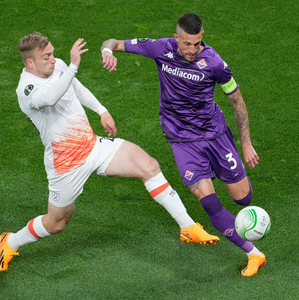 West-Ham-Profi Jarrod Bowen (l) im Zweikampf mit Cristiano Biraghi vom AC Florenz. - Foto: Darko Vojinovic/AP/dpa