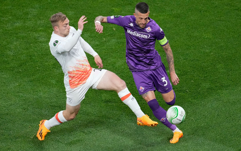 West-Ham-Profi Jarrod Bowen (l) im Zweikampf mit Cristiano Biraghi vom AC Florenz. - Foto: Darko Vojinovic/AP/dpa
