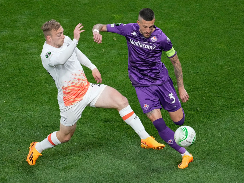 West-Ham-Profi Jarrod Bowen (l) im Zweikampf mit Cristiano Biraghi vom AC Florenz. - Foto: Darko Vojinovic/AP/dpa