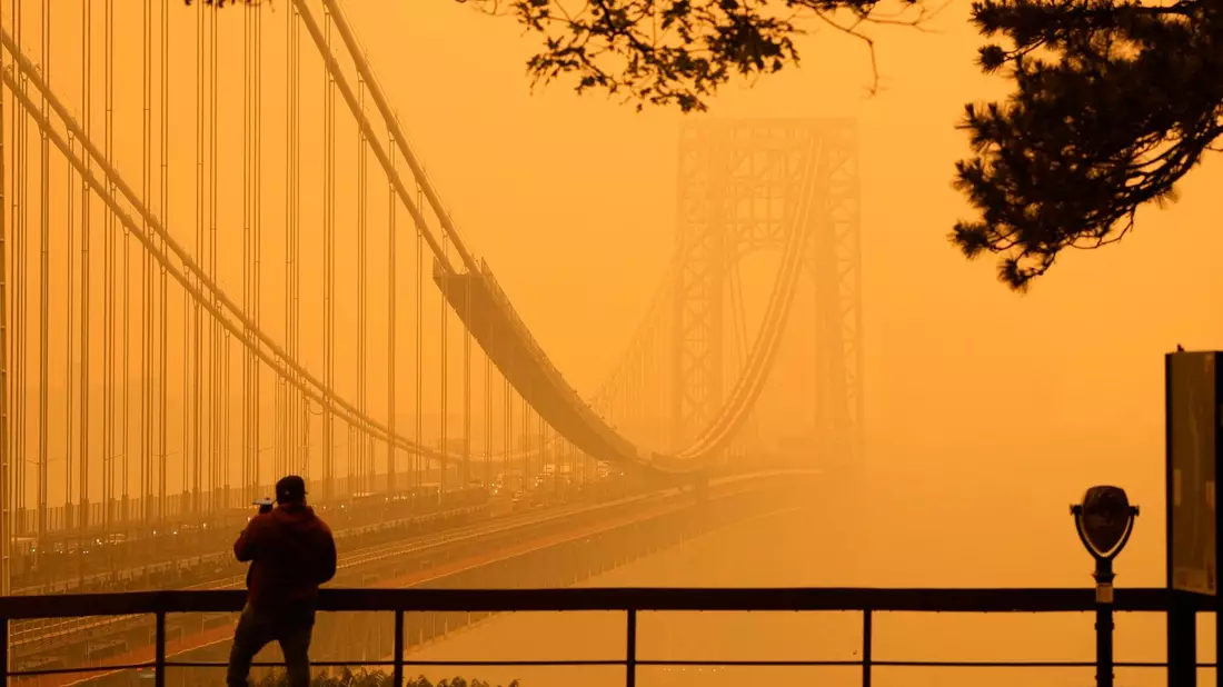 Waldbrände in Kanada hüllen den Nordosten der USA in Dunst und verfärbt den Himmel. - Bild: Seth Wenig/AP/dpa
