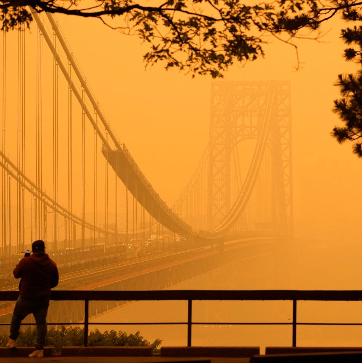 Waldbrände in Kanada hüllen den Nordosten der USA in Dunst und verfärbt den Himmel. - Foto: Seth Wenig/AP/dpa