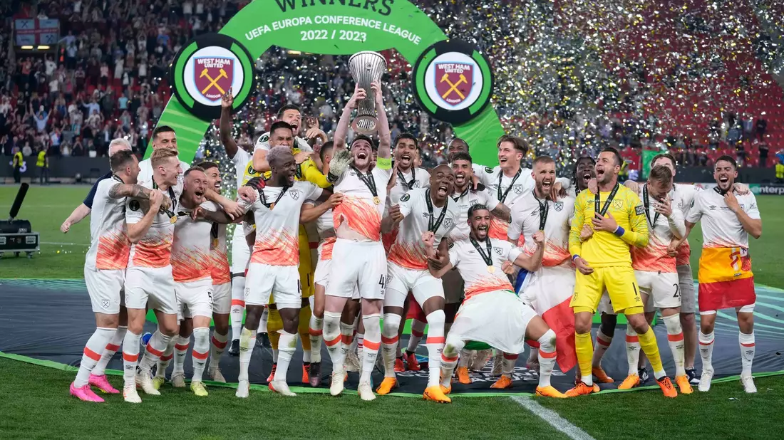 Die Spieler von West Ham feiern mit der Trophäe nach dem Sieg im Finale der Europa Conference League. - Bild: Darko Bandic/AP