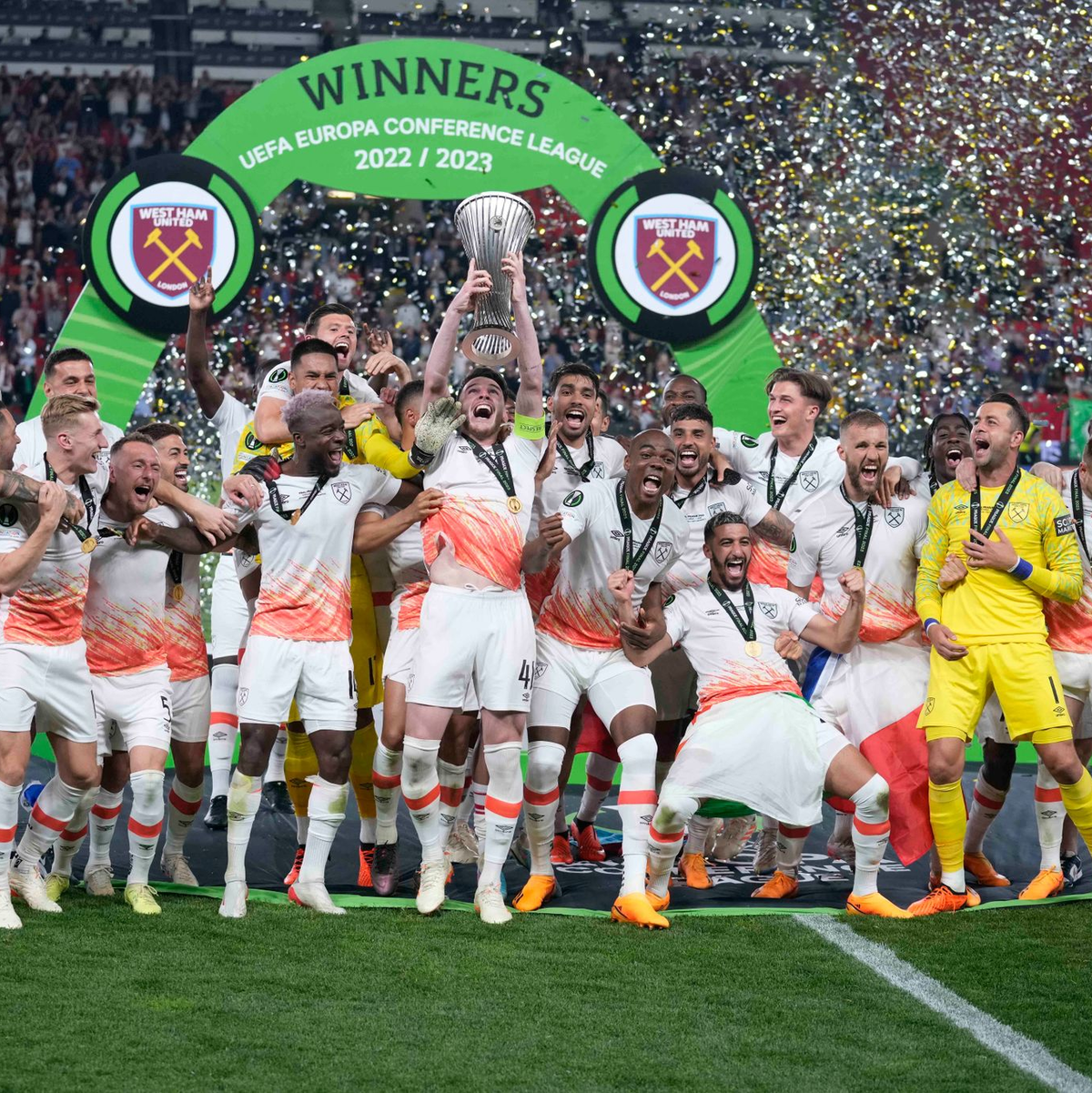 Die Spieler von West Ham feiern mit der Trophäe nach dem Sieg im Finale der Europa Conference League. - Foto: Darko Bandic/AP