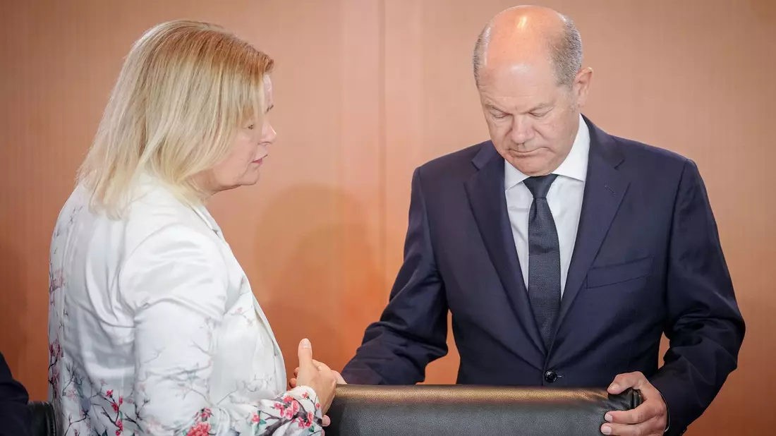 Bundesinnenministerin Nany Faeser im Gespräch mit Kanzler Olaf Scholz (beide SPD). - Bild: Kay Nietfeld/dpa
