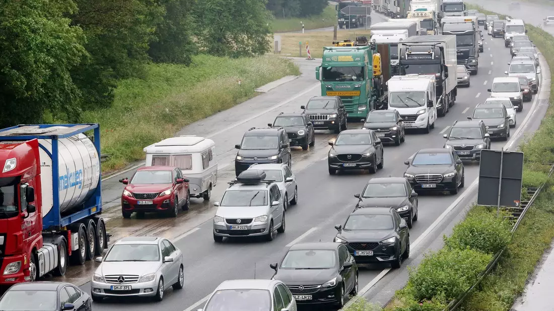 Autos stauen sich auf der A3 am Kreuz Kaiserberg. Vor dem langen Wochenende rund um Fronleichnam wird es wieder voll auf Nordrhein-Westfalens Autobahnen. - Bild: Roland Weihrauch/dpa