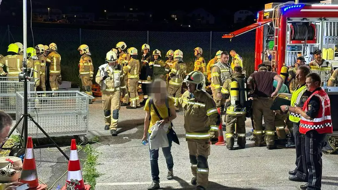 Rettungskräfte sind nach dem Brand im Einsatz.  151 Passagiere wurden aus dem Tunnel evakuiert. - Bild: Zoom.Tirol/APA/dpa