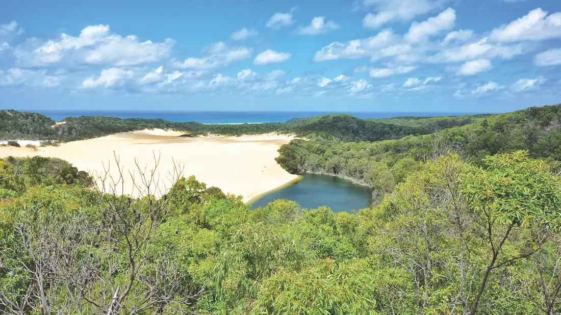 Blick über K'gari: Die weltgrößte Sandinsel vor der Küste von Queensland trägt nun auch offiziell wieder ihren ursprünglichen Namen. - Bild: Reichlyn Aguilar/AAP/dpa
