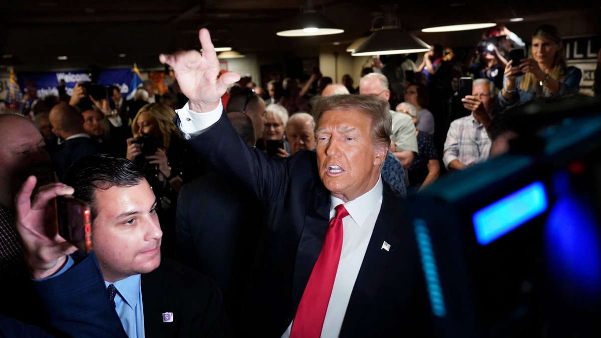 Ex-Präsident Donald Trump begrüßt vor einer Rede im US-Bundesstaat Iowa seine Anhänger. - Foto: Charlie Neibergall/AP/dpa