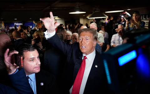 Ex-Präsident Donald Trump begrüßt vor einer Rede im US-Bundesstaat Iowa seine Anhänger. - Foto: Charlie Neibergall/AP/dpa