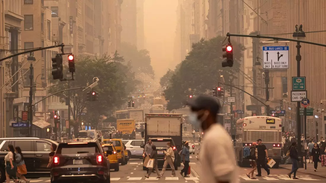 Ein Mann mit FFP2-Maske überquert eine Kreuzung in Manhattan. - Bild: Yuki Iwamura/AP/dpa