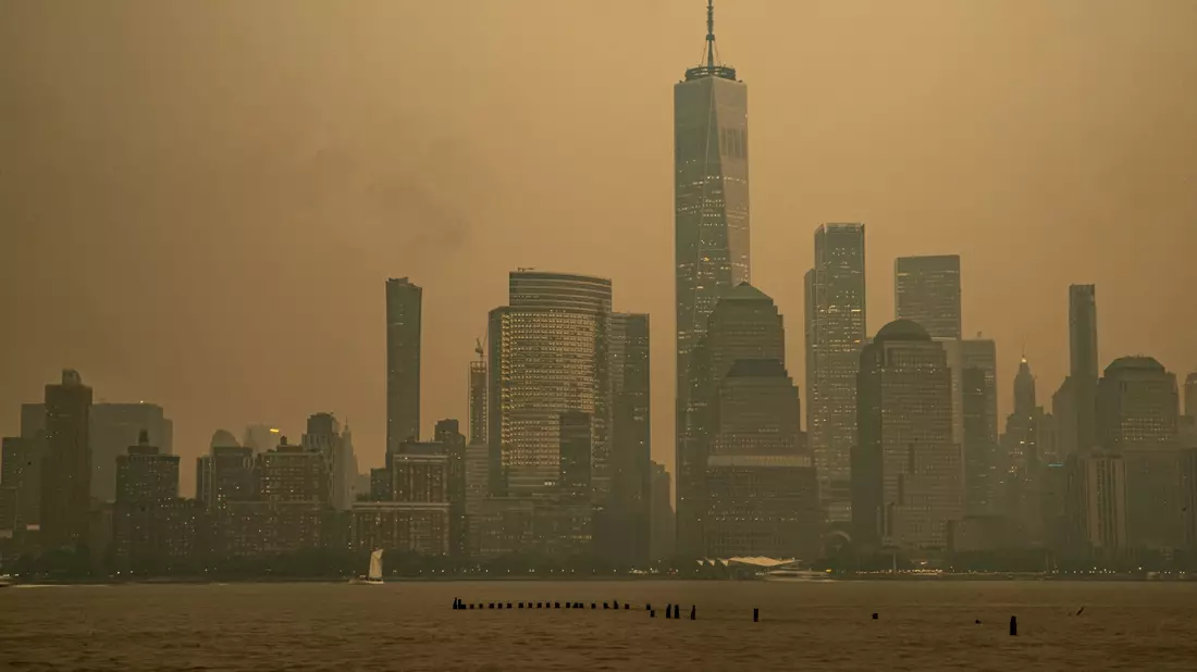 Die Skyline von Manhattan ist in den Rauch der kanadischen Waldbrände gehüllt. - Bild: Matt Davies/PX Imagens via ZUMA Press Wire/dpa