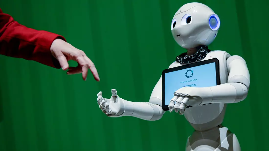 Maschine statt Mensch? Oder: Maschine und Mensch? Laut einer neuen Umfrage glauben 43 Prozent der Befragten, KI werde ihren Job leichter machen. - Bild: Axel Heimken/dpa