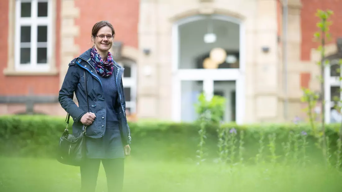 Genesungsbegleiterin Julia Kistner hilft Patientinnen und Patienten, mit psychischen Problemen umzugehen. - Bild: Sebastian Gollnow/dpa