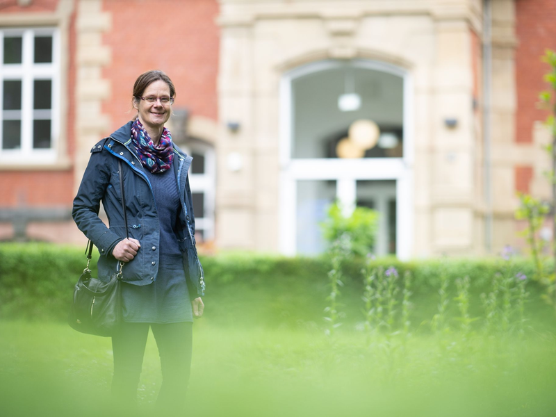 Genesungsbegleiterin Julia Kistner hilft Patientinnen und Patienten, mit psychischen Problemen umzugehen. - Foto: Sebastian Gollnow/dpa
