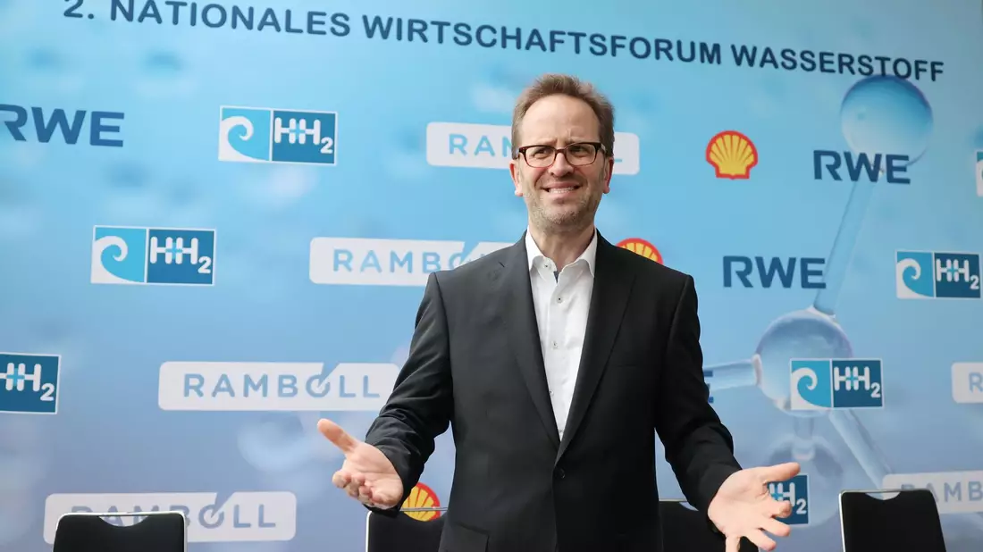 Klaus Müller, Präsident der Bundesnetzagentur, will mehr Beratung durch das Handwerk für Verbraucher. - Bild: Christian Charisius/dpa