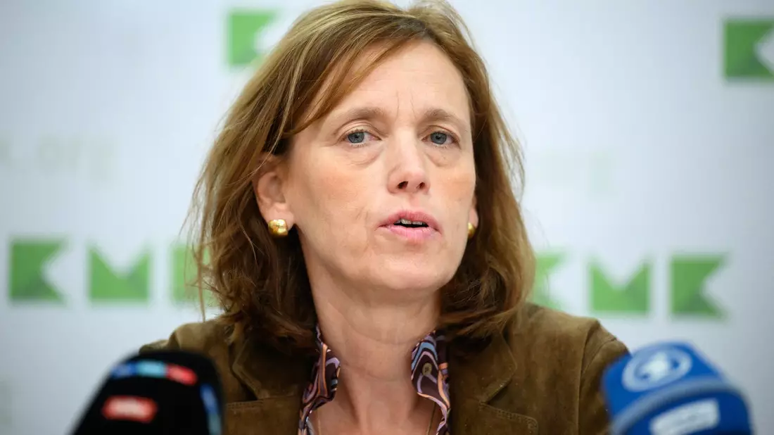 In der Diskussion über die Festlegung sicherer Herkunftsländer äußert sich Karin Prien zur Positionierung von Aminata Touré (Grüne). - Bild: Bernd von Jutrczenka/dpa