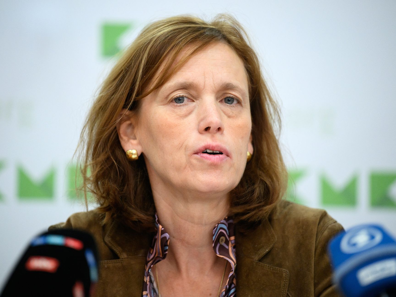 In der Diskussion über die Festlegung sicherer Herkunftsländer hat sich Karin Prien zur Positionierung von Aminata Touré geäußert. - Foto: Bernd von Jutrczenka/dpa