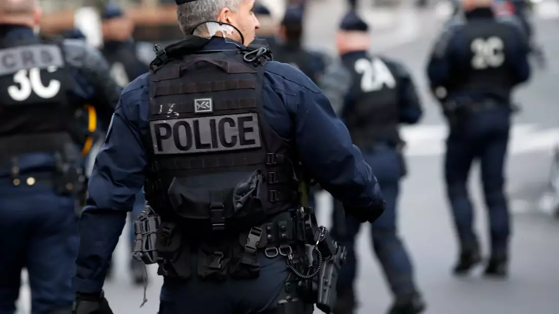 Französische Polizisten im Einsatz. In der ostfranzösischen Stadt Annecy wurden mehrere Kinder mit attackiert (Symbolbild). - Bild: Christophe Ena/AP/dpa