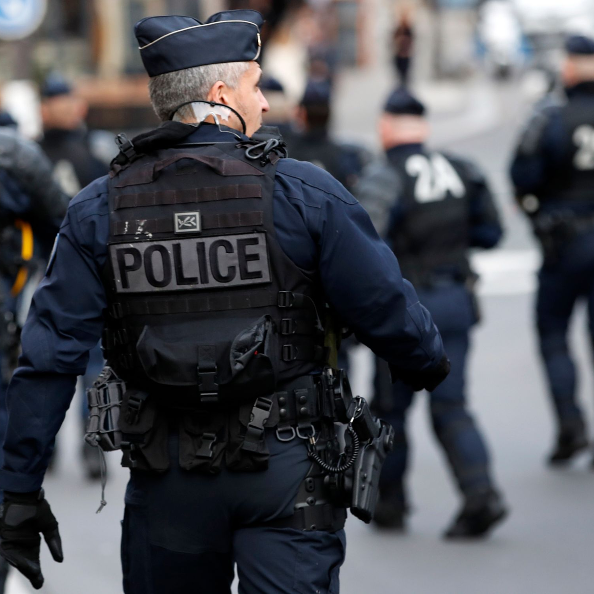Französische Polizisten im Einsatz. In der ostfranzösischen Stadt Annecy wurden mehrere Kinder mit attackiert (Symbolbild). - Foto: Christophe Ena/AP/dpa