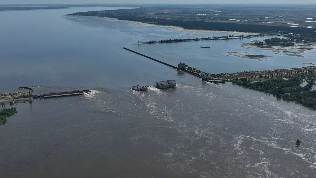 Wasser fließt über den zerstörten Staudamm. In der Nacht zum Dienstag war der Kachowka-Staudamm des Flusses Dnipro schwer beschädigt worden. - Bild: Stringer/AP/dpa