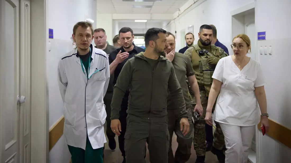 Wolodymyr Selenskyj mit Behördenvertretern in Cherson. - Bild: Uncredited/Ukrainian Presidential Press Office/AP/dpa