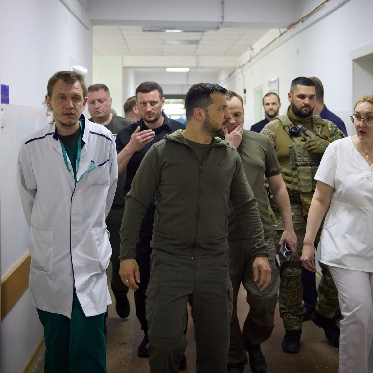 Wolodymyr Selenskyj mit Behördenvertretern in Cherson. - Foto: Uncredited/Ukrainian Presidential Press Office/AP/dpa