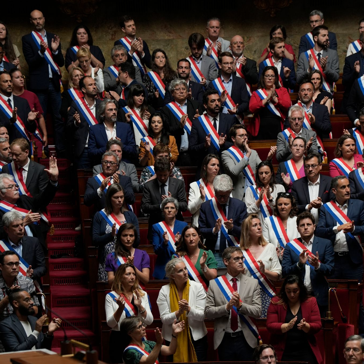 Nach dem Messerangriff unterbrechen die Mitglieder der Nationalversammlung ihre Plenardebatte für eine Schweigeminute. - Foto: Lewis Joly/AP/dpa
