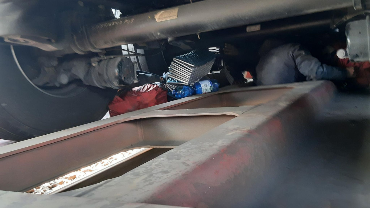 Auffindesituation von zwei Frauen, die als blinde Passagierinnen mit einem Güterzug von Bremen bis kurz vor München gefahren sind. - Foto: Bundespolizeiinspektion München/dpa