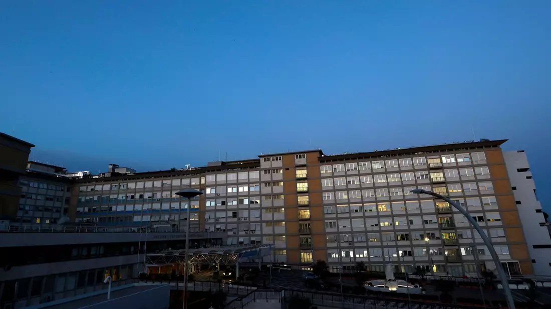 In der Universitätspoliklinik Agostino Gemelli in Rom wurde Papst Franziskus operiert. - Bild: Riccardo De Luca/AP/dpa