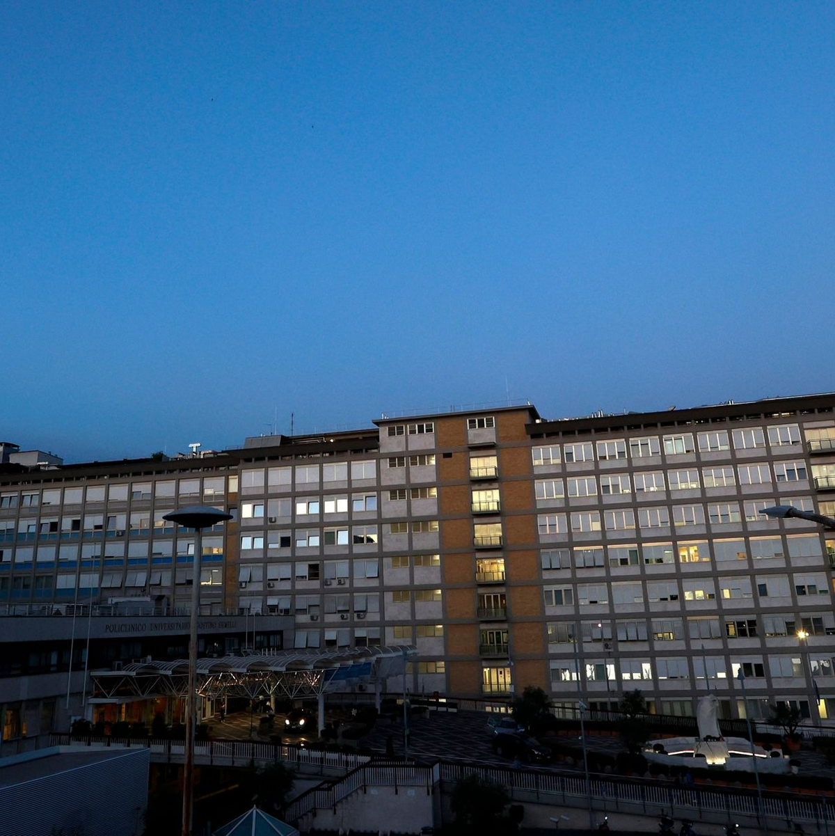 In der Universitätspoliklinik Agostino Gemelli in Rom wurde Papst Franziskus operiert. - Foto: Riccardo De Luca/AP/dpa
