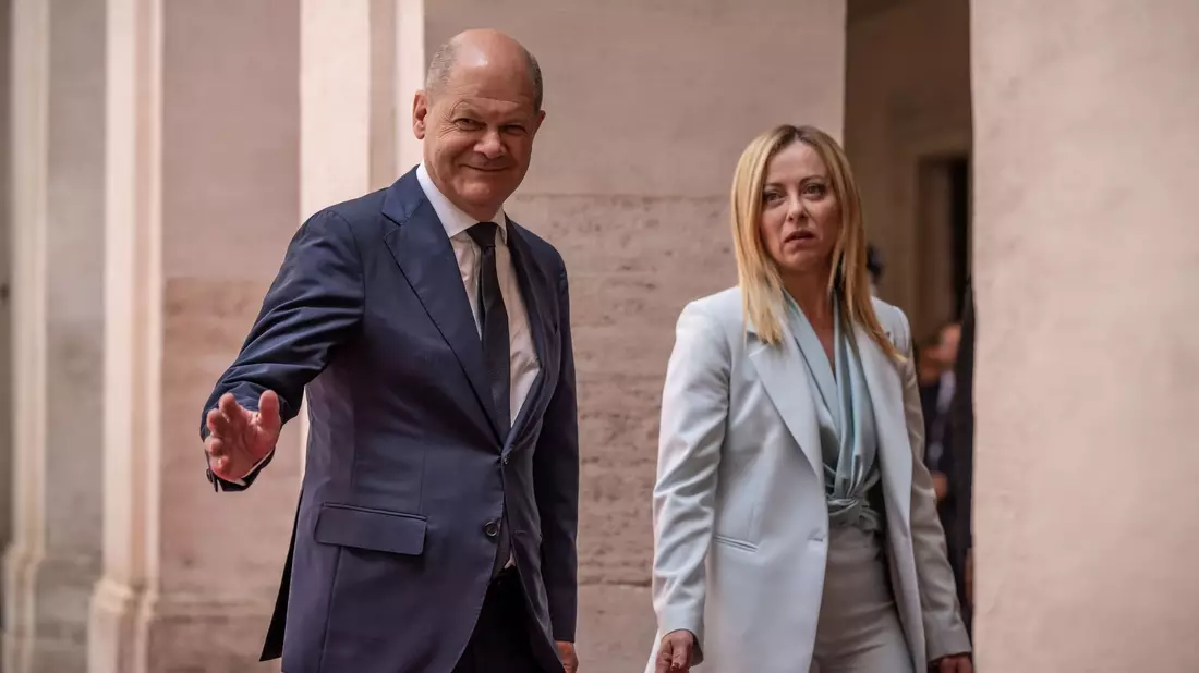 Olaf Scholz zusammen mit Giorgia Meloni kurz nach seiner Ankunft in Rom. - Bild: Michael Kappeler/dpa