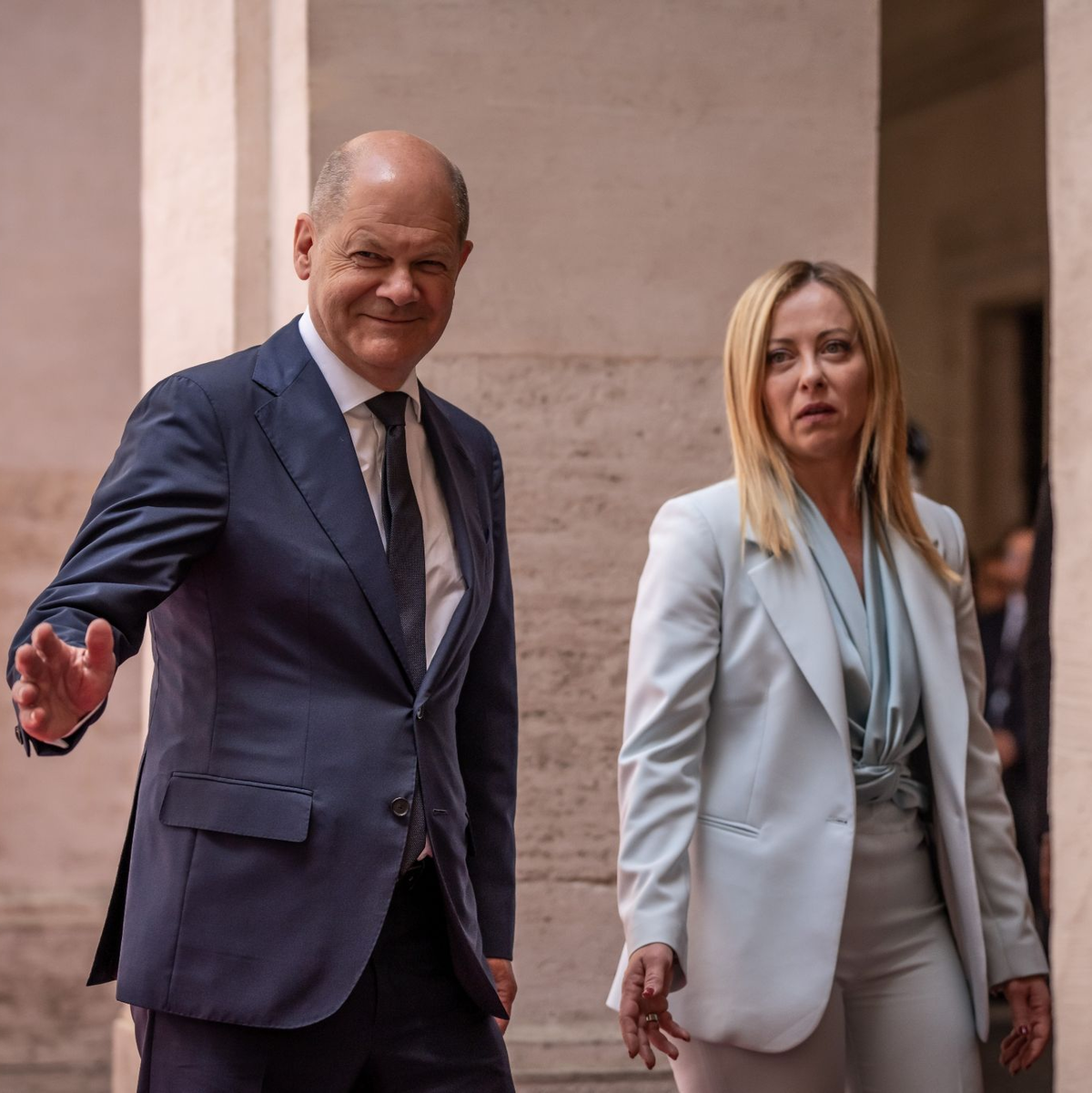 Olaf Scholz zusammen mit Giorgia Meloni kurz nach seiner Ankunft in Rom. - Foto: Michael Kappeler/dpa