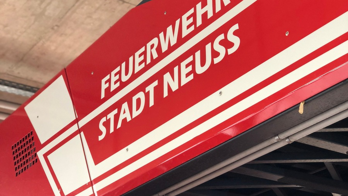 FW-NE: Brand in einer Abfalldeponie | Zwei Mitarbeiter verletzt - Foto: presseportal.de