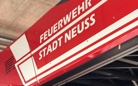 FW-NE: Brand in einer Abfalldeponie | Zwei Mitarbeiter verletzt - Foto: presseportal.de