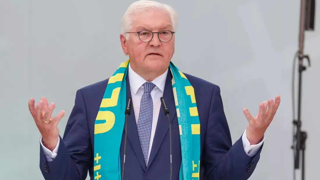 Bundespräsident Frank-Walter Steinmeier hält beim Deutschen Evangelischen Kirchentag eine humorvolle Rede. - Bild: Daniel Karmann/dpa