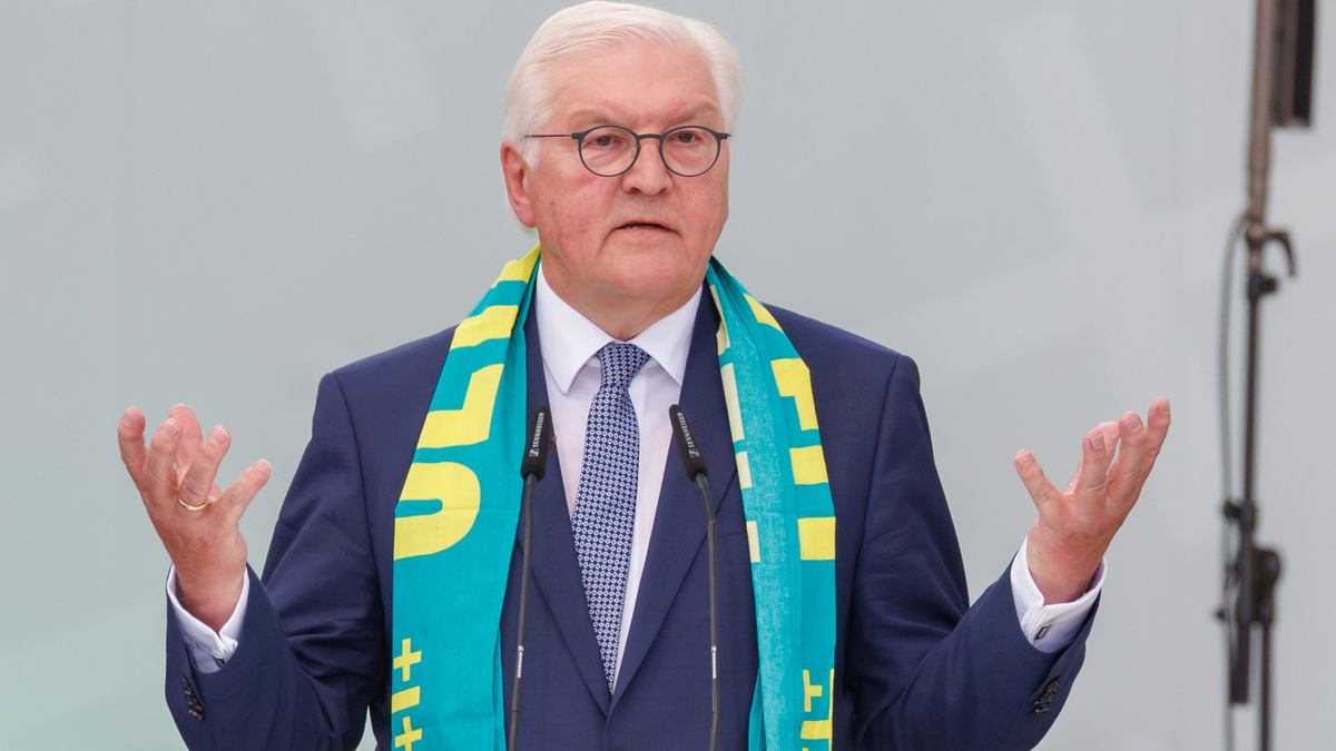 Bundespräsident Frank-Walter Steinmeier hält beim Deutschen Evangelischen Kirchentag eine humorvolle Rede. - Foto: Daniel Karmann/dpa