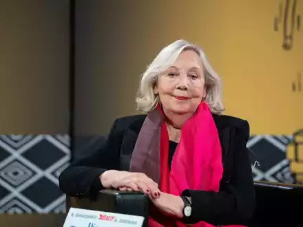 Gudrun Penndorf wird geehrt. - Foto: Sebastian Gollnow/dpa