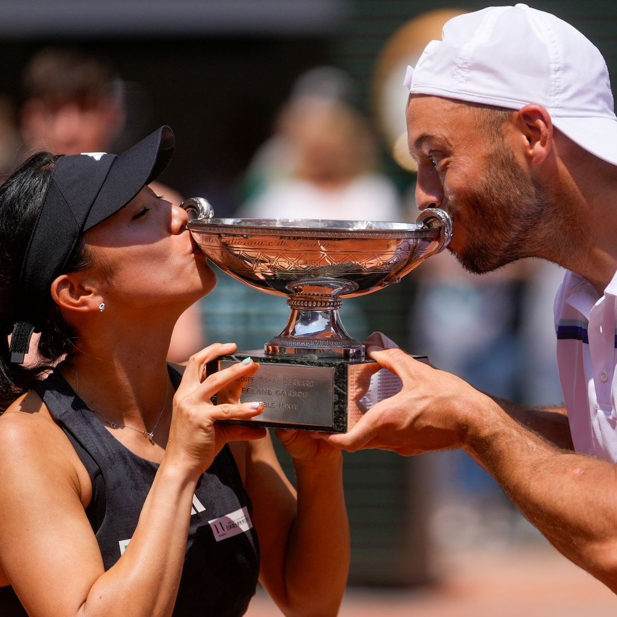 Sicherten sich in Paris den Mixed-Titel: Tim Pütz (r) und Miyu Kato. - Foto: Thibault Camus/AP
